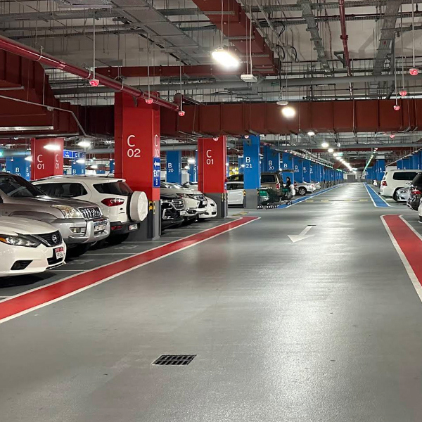  مرافق واسعة لمواقف السيارات
